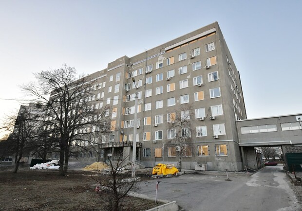 В Харькове ремонтируют разрушенную российскими обстрелами больницу. 