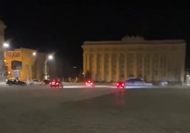 Водители ночью устроили гонки на площади Свободы. 