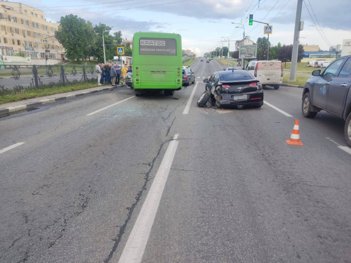 Пострадали пассажиры: в Харькове — масштабное ДТП с участием автобуса.