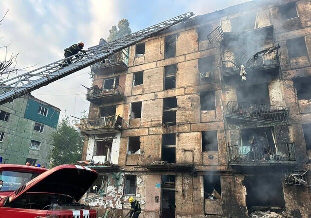 Пятиэтажка в Кривом Роге, пострадавшая от обстрела в ночь на 13 июня. 