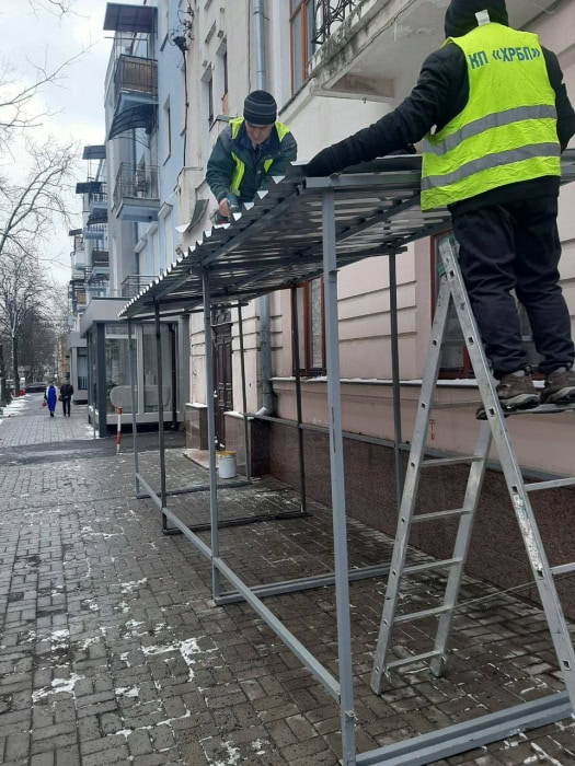 В центре Харькова на тротуарах устанавливают навесы от снега и сосулек.