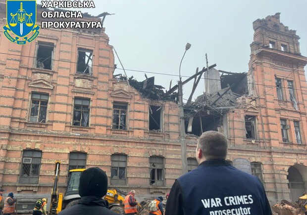 В результате ночного обстрела в Харькове разрушено здание транспортного колледжа. 