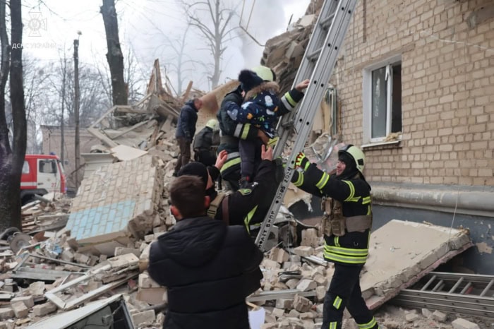 Из-под завалов в Харькове удалось извлечь двух человек.