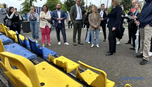 В центре Берлина выставили поврежденную обстрелами трибуну харьковского стадиона.