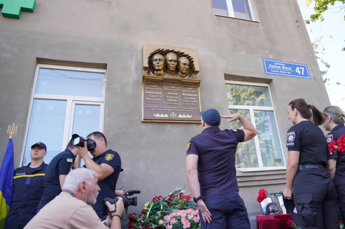 В Харькове открыли мемориальную доску погибшим спасателям.