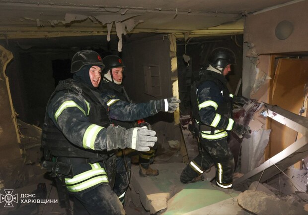 Спасатели показали последствия авиаудара в Холодногорском районе. 