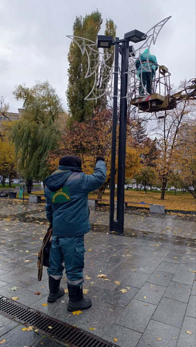 В Харькове устанавливают новогодние декорации.