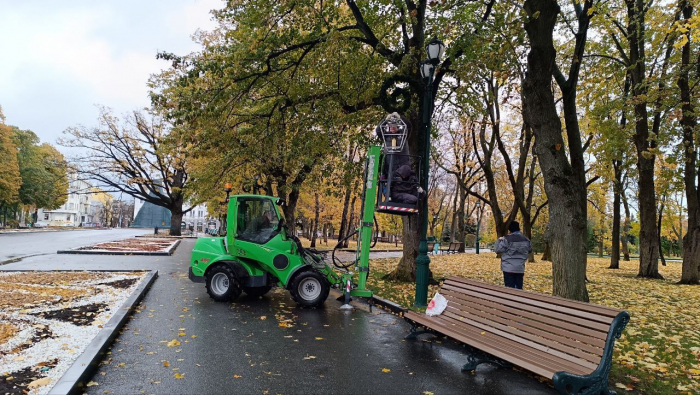 В Харькове устанавливают новогодние декорации.