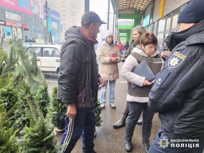 В Харькове проверяют торговцев елками.