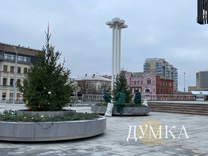 В центре Харькова демонтируют праздничные декорации.