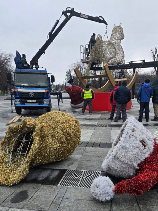 В центре Харькова демонтируют праздничные декорации.