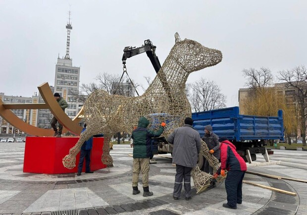 В центре Харькова демонтируют праздничные декорации. 