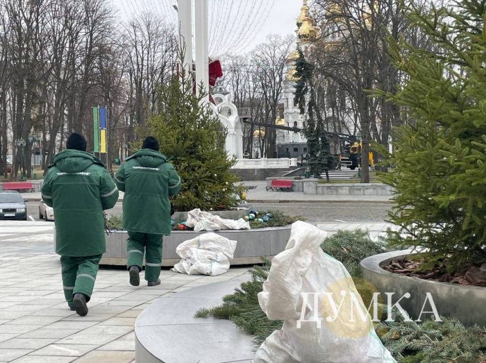 В центре Харькова демонтируют праздничные декорации.