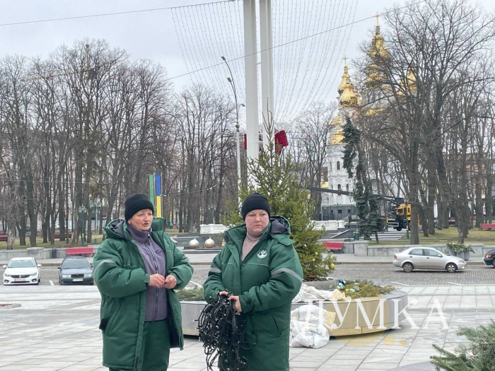 В центре Харькова демонтируют праздничные декорации.