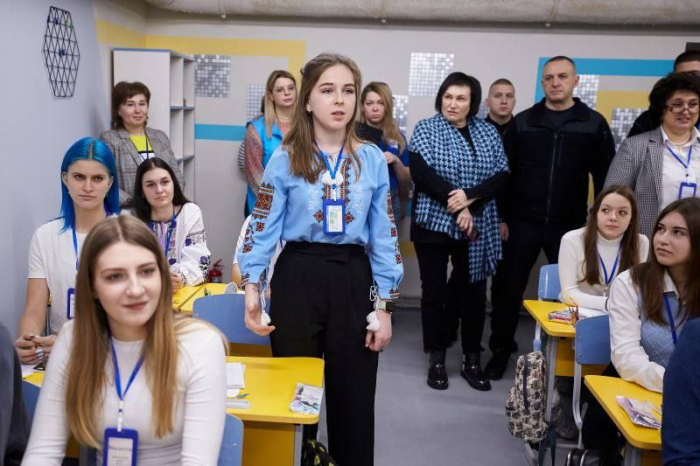 В Харькове укрытие переоборудовали под школу.