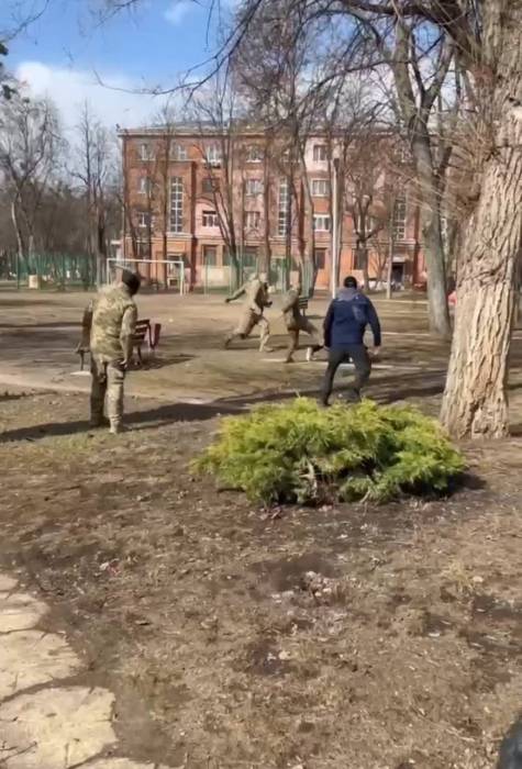 В Харькове произошла потасовка между работниками ТЦК и гражданскими. Скриншот с видео