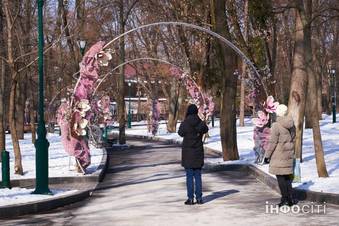 В Харькове установили весенние украшения. Фото: Инфосити