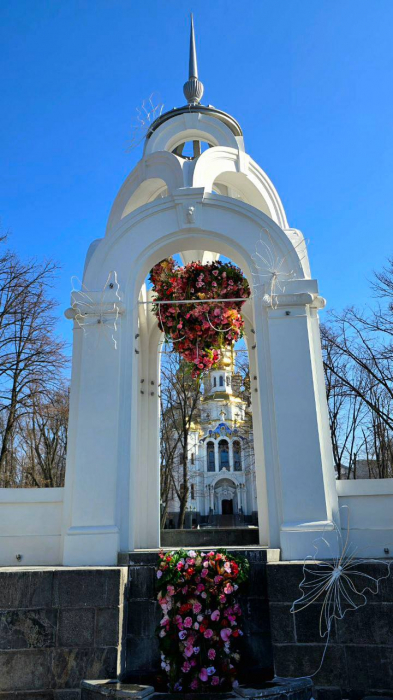 В Харькове установили весенние украшения. Фото: Харьковский горсовет