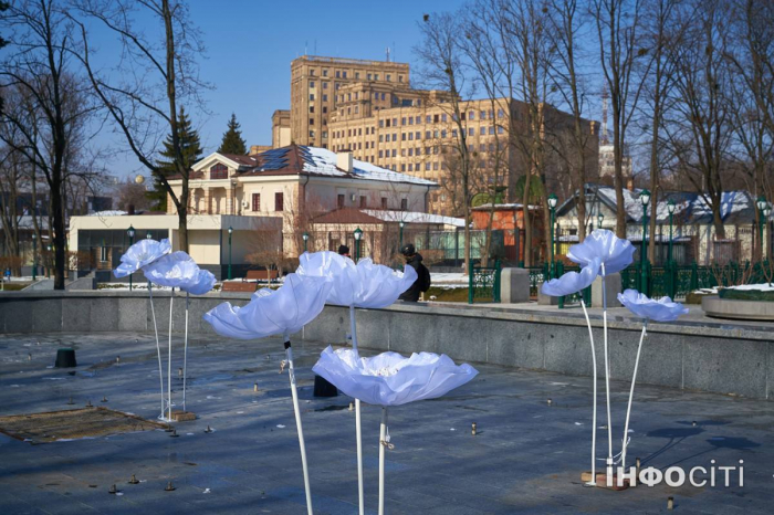 В Харькове установили весенние украшения. Фото: Инфосити