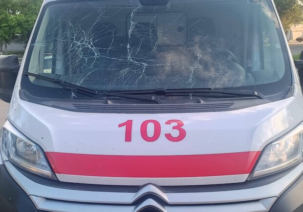 Оккупанты ударили дроном по медикам, которые приехали на место обстрела в Казачей Лопани. 