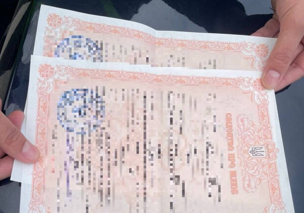 В Харькове возле ЗАГСа задержали сваху, которая устраивала фиктивные браки для уклонения от мобилизации. 
