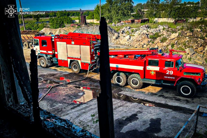 В Печенегах под Харьковом массовые пожары после обстрела.