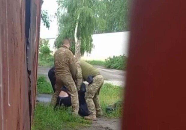 В Харькове мужчина применил газовый баллончик против сотрудников ТЦК: реакция военкомата и полиции. 