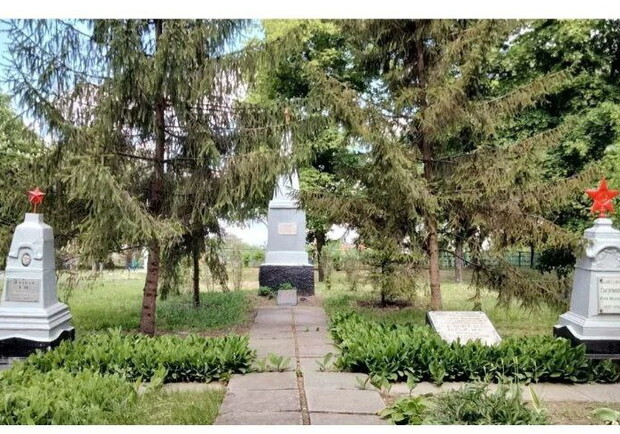В Змиеве снесли памятник жертвам Гражданской войны. Фото: "Деколонизация. Украина".