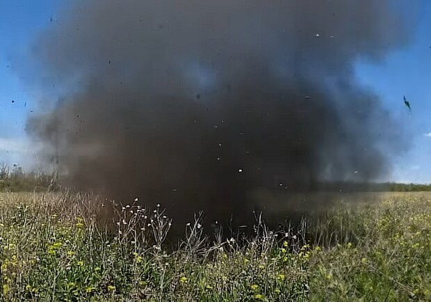 В Изюмском районе саперы обнаружили в поле особо опасные кассетные боеприпасы. 