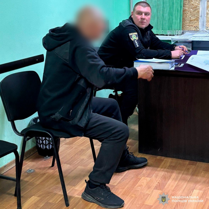 Неравнодушные харьковчане отобрали собаку, которую посреди улицы избивал мужчина. Фото: Нацполиция