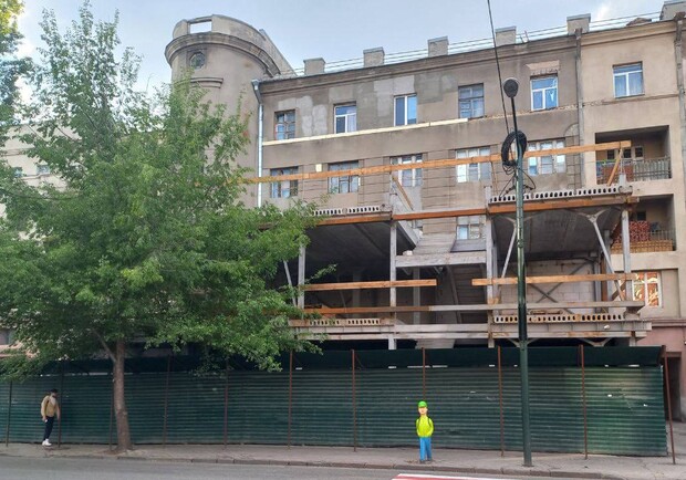 Прокуратура требует демонтировать надстройку возле "Гиганта". Фото: Харьковская облпрокуратура.