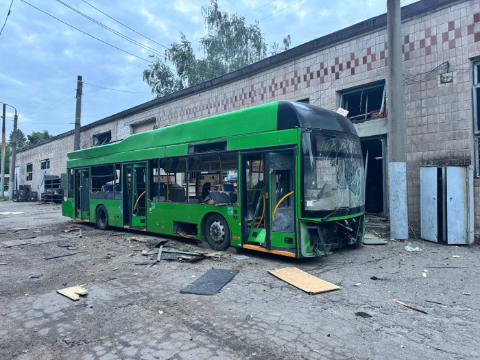 Ночной налет беспилотников: в Харькове горело троллейбусное депо.