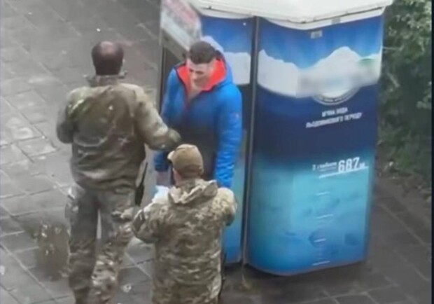 Сотрудника ТЦК, который ударил учителя в Харькове, отправили на фронт. 