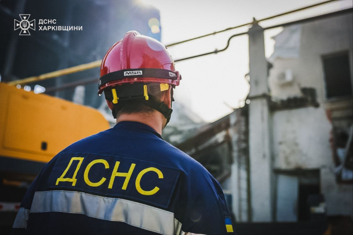 Под завалами предприятия, попавшего под обстрел в Харькове, могут быть люди.