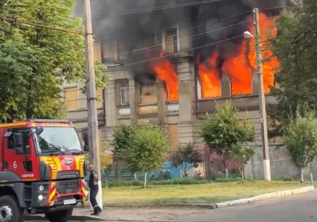 В Харькове мужчина поджег здание ТЦК и скрылся через окно. 