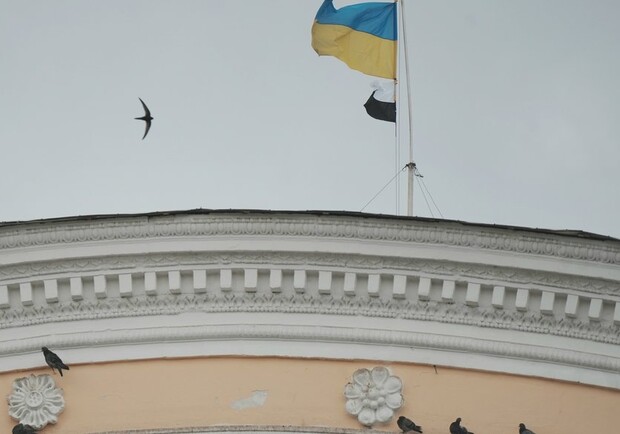 В Харькове на Центральном вокзале подняли Флаг Надежды. Фото: Суспільне Харьков/Виктория Якименко