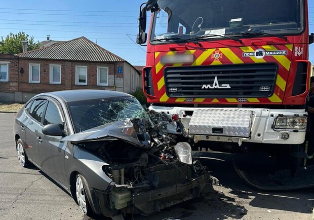На Салтовке водитель Hyundai "влетела" в пожарный автомобиль. Фото: Нацполиция
