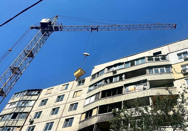На Северной Салтовке восстанавливают многоэтажку, поврежденную в 2022 году. Фото: ХГС