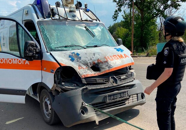Враг попал дроном в скорую на Харьковщине: пострадали двое медиков. Фото: Нацполиция