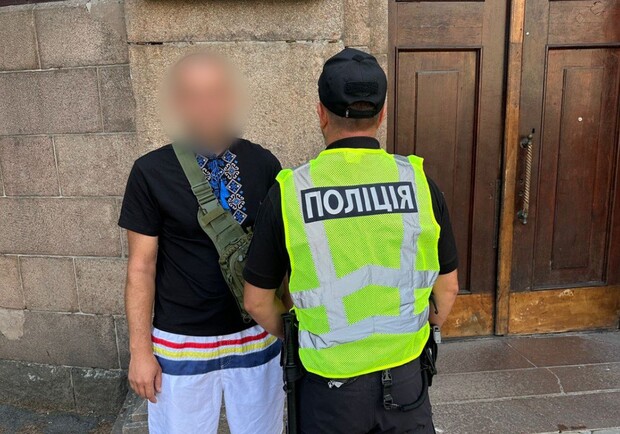 На вокзале в Харькове агрессивный мужчина устроил скандал и угрожал оружием Фото: Нацполиция