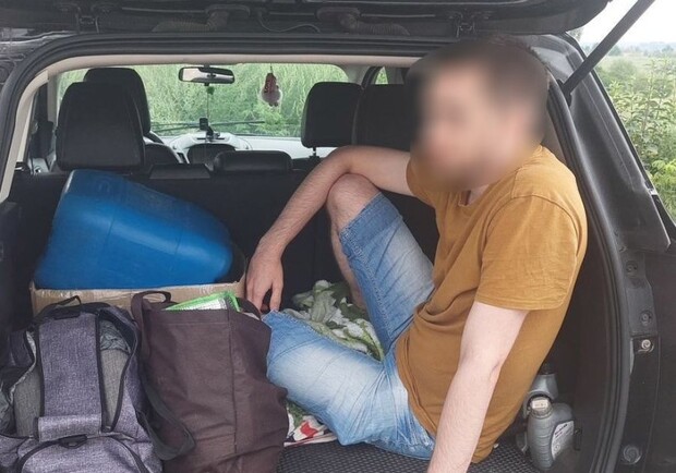 Харковчанин пытался под одеялом в багажнике авто попасть на границу. 