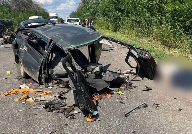 Смертельное ДТП под Харьковом: водитель ВАЗа выехал на встречку и врезался в Renault. Фото: Нацполиция
