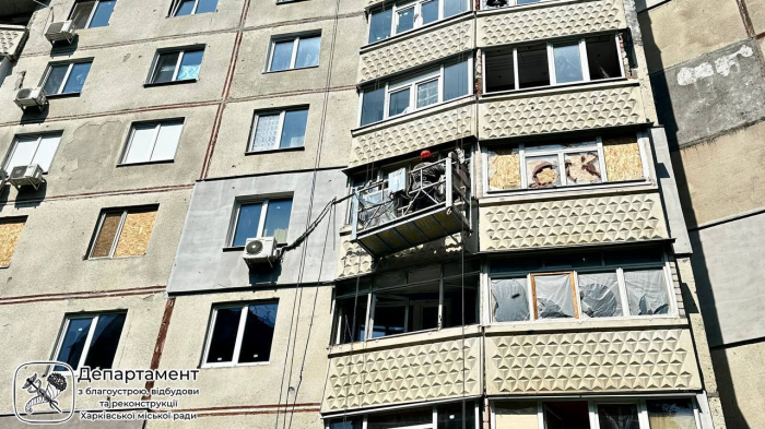 На Северной Салтовке восстанавливают многоэтажку, поврежденную в 2022 году. Фото: ХГС
