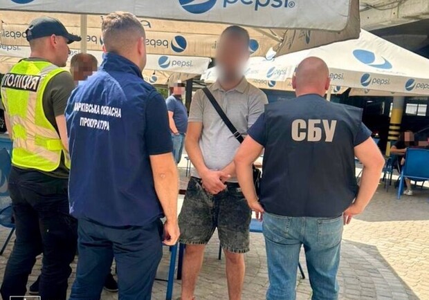 Харьковчанин требовал $8500 за "помощь" с исключением из военного учета. Фото: Харьковская облрокуратура