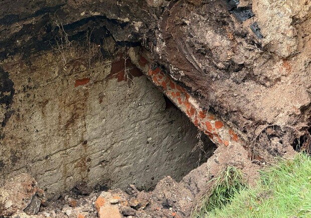В харьковском сквере "Стрелка" обнаружили старинные катакомбы. Фото: Харьковский горсовет