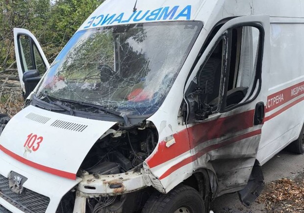 Российский дрон атаковал автомобиль скорой помощи. 