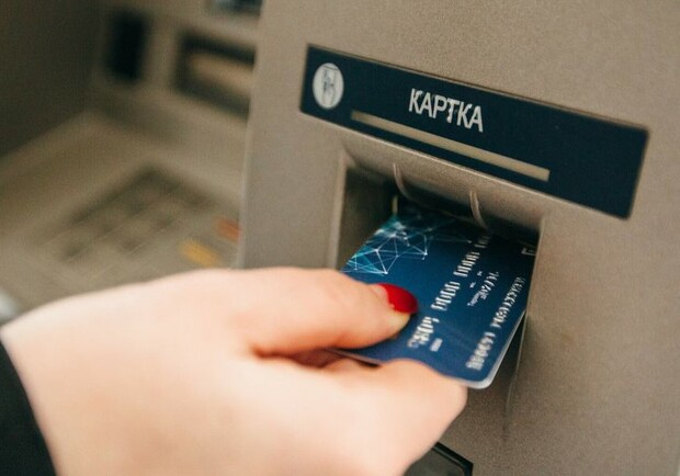 На Харьковщине сиделка снимала деньги с карты умершего знакомого. Фото иллюстративное: radiotrek.rv.ua