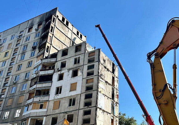 На ХТЗ демонтируют часть многоэтажки, в которую попала российская авиабомба. Фото: ХГС