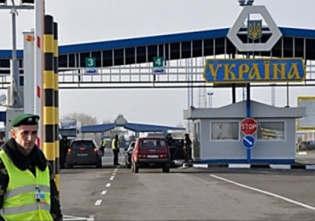 В ГНСУ объяснили, с какими документами будут выпускать за границу мужчин 18-22 лет - фото: ukrinform.com