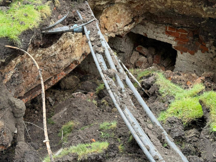 В харьковском сквере "Стрелка" обнаружили старинные катакомбы. Фото: Харьковский горсовет